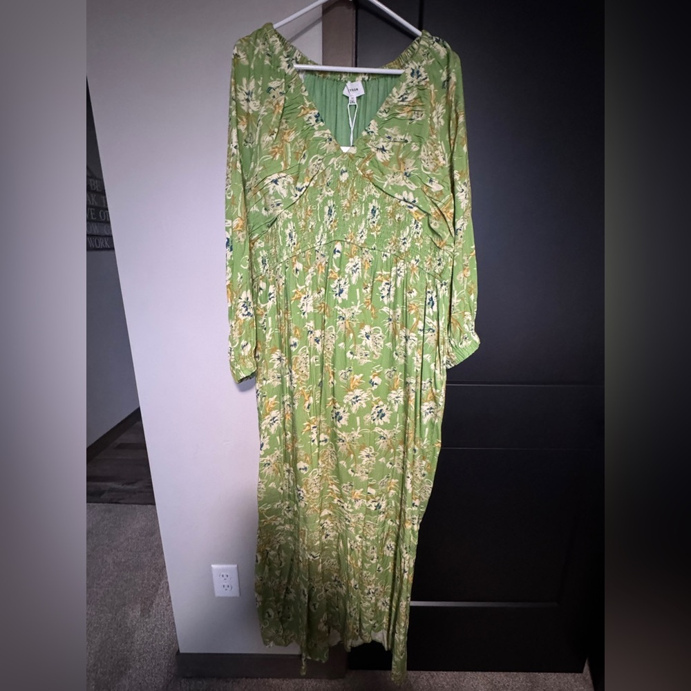 NWT, Green dress with cute floral pattern, smocked waist detail, size 2XL.